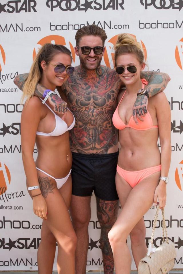  Aaron was then flanked by a duo of bikini-clad beauties