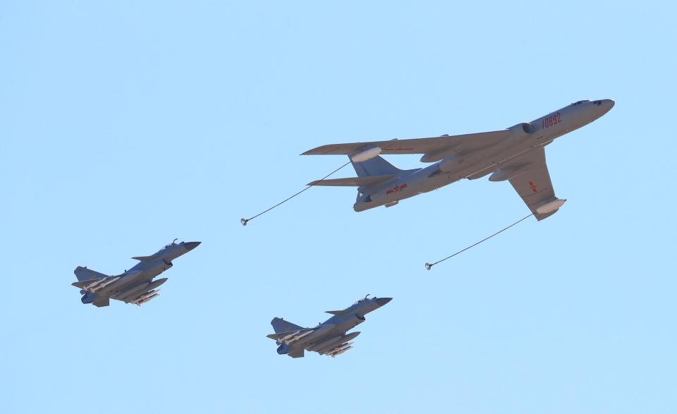  A refuelling plane performed a delicate job with two fighter jets overhead