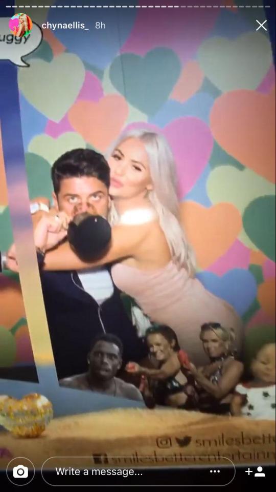  Chyna hugged muggy Mike in a photobooth snap