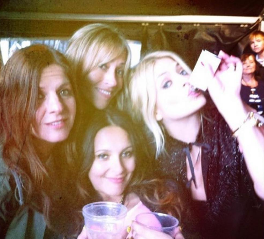  Holly Willoughby, right, drinks with pals including Nicole Appleton, second left