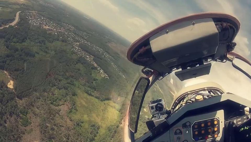  During the jet flight, passengers even get the chance to perform manoeuvres like loops and rolls