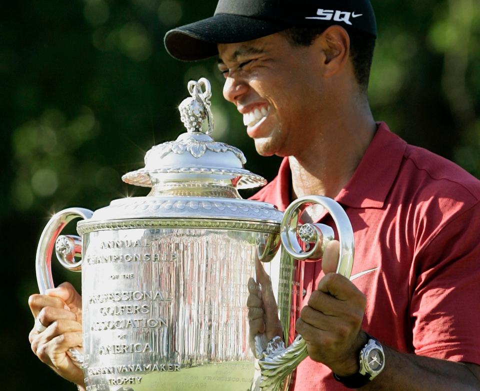  Tiger Woods with the Wanamaker Trophy back in 2007