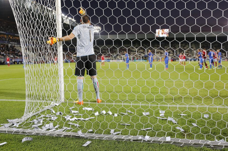 Milan fans threw fake money at David De Gea when he threatened to leave