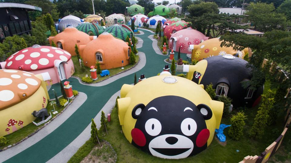  The bizarre dome houses in Aso Farm Land in Japan can withstand earthquakes