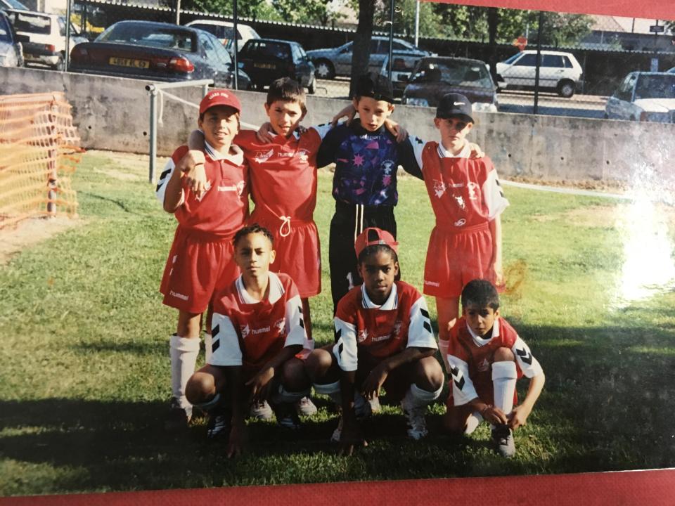  Alexandre Lacazette (front centre) with fellow Elan Sportif De Lyon 8th Kids