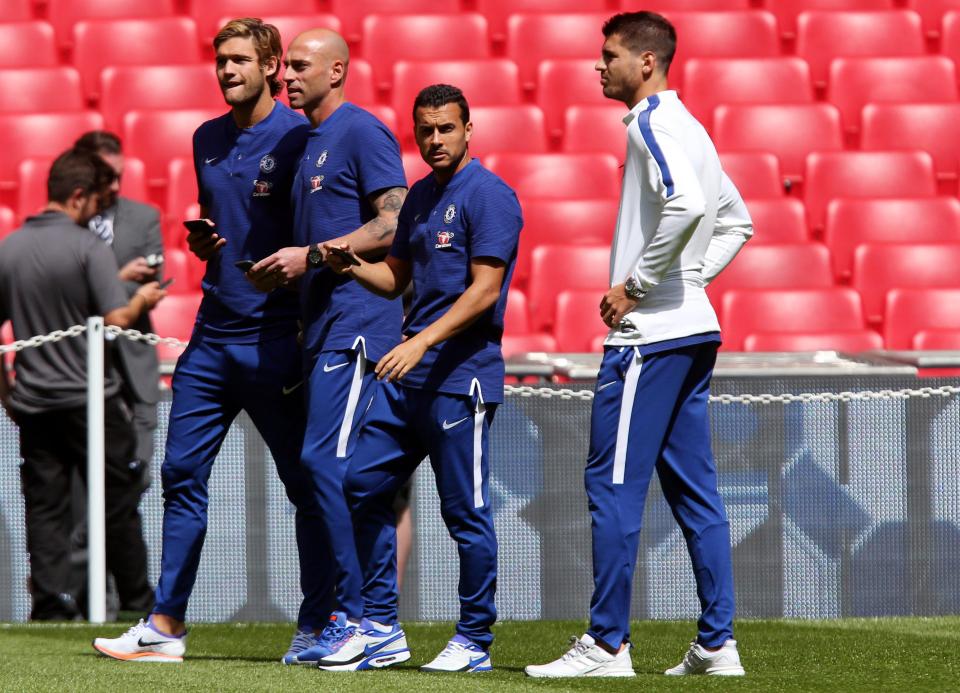  The Chelsea players check out the Wembley turf