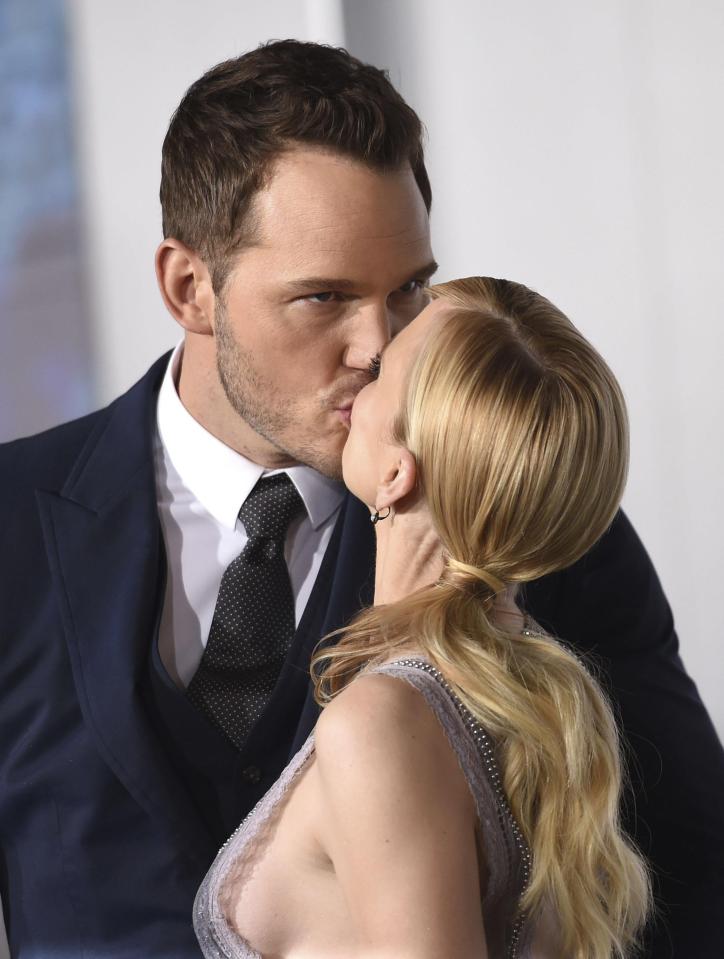  And fans laughed at Chris not looking at Anna when he kissed her on the red carpet