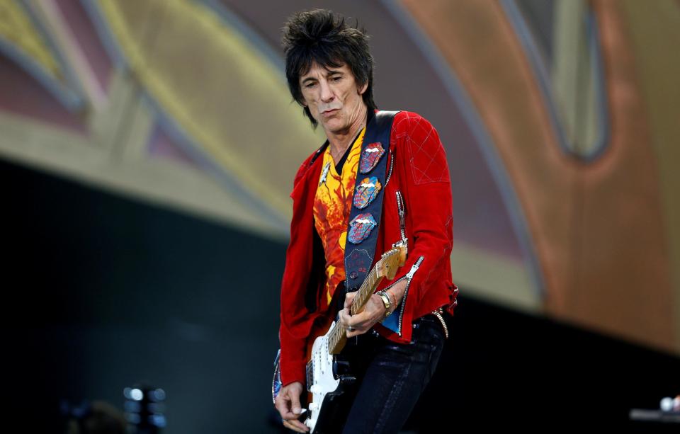  Ronnie Wood plays guitar with the Rolling Stones