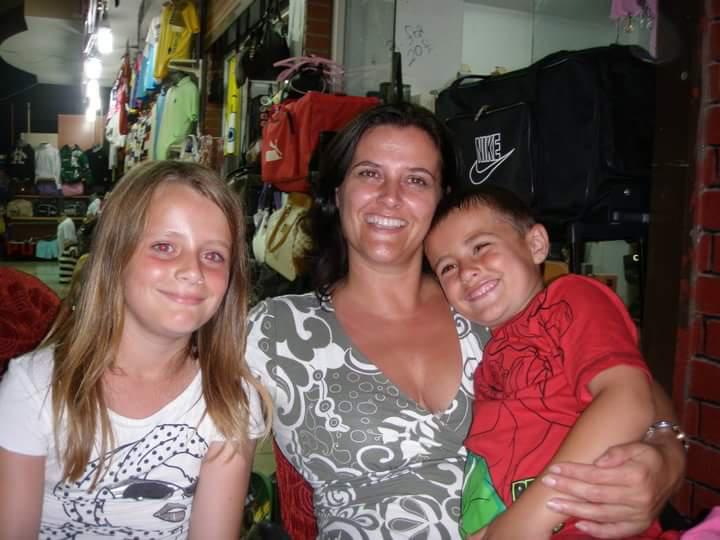  Maisie with her mum, Helen, and brother Oliver