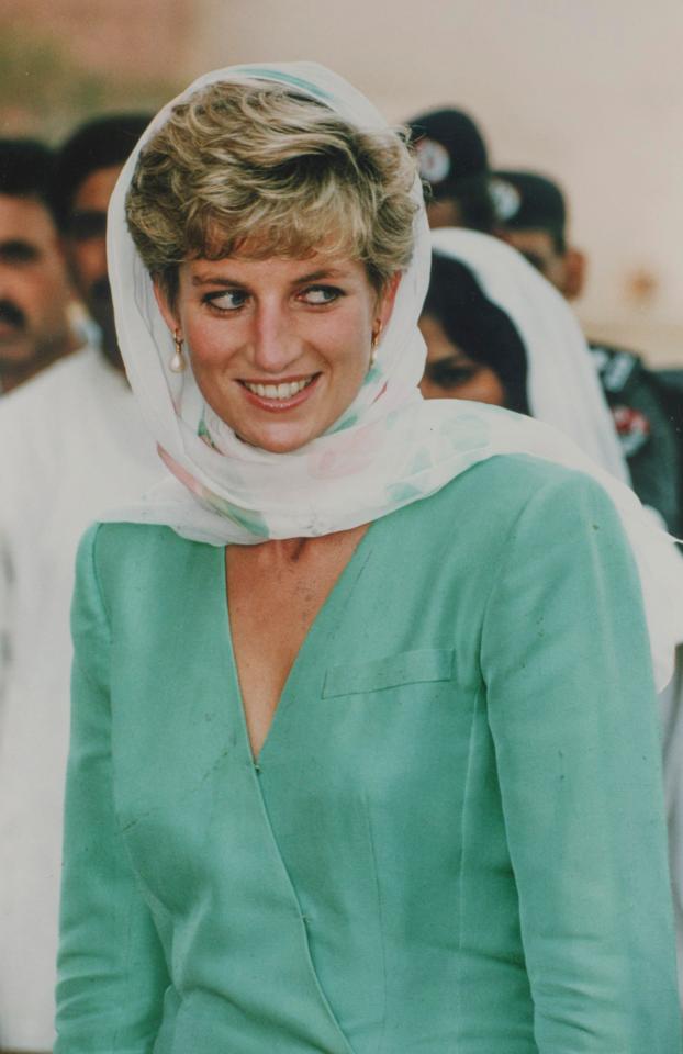  Princess Diana covering her hair in Pakistan