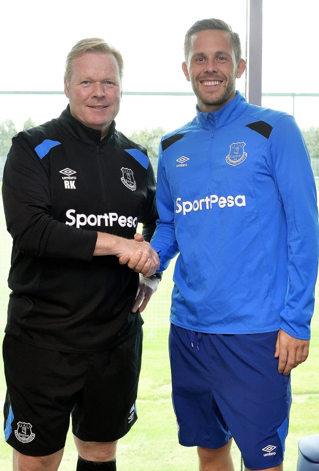 Gylfi Sigurdsson shakes hands with new Everton manager Ronald Koeman