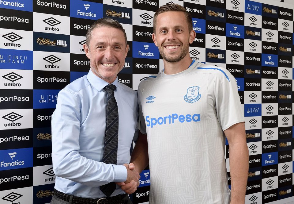 Gylfi Sigurdsson shakes hands with Everton chief Robert Elstone