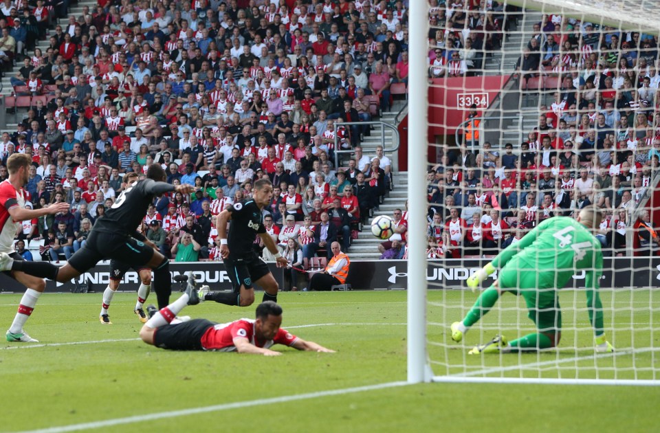 Javier Hernandez pounces to equalise for ten-man West Ham at Southampton