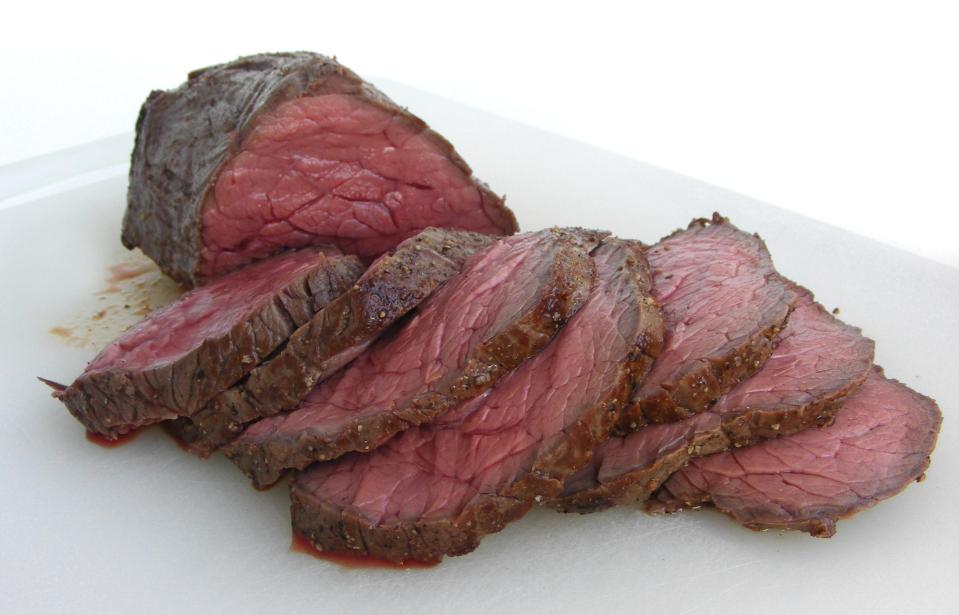  A roast beef portion of 4 slices contains approximately 303 calories and is brilliant for protein to maintain muscles