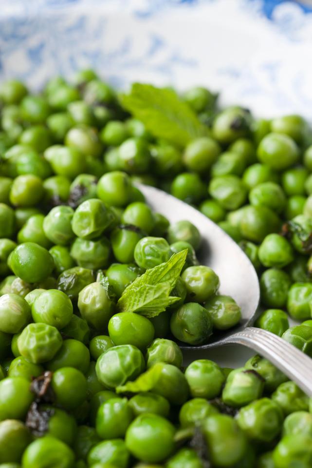  A portion of peas, approximately 80 grams contains 80 calories is great for soluble fibre that helps to keep us feeling full