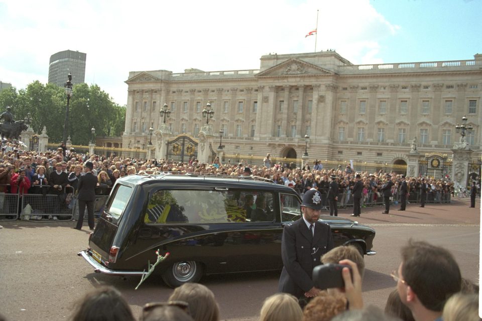  Diana's hearse at Buckingham Palace