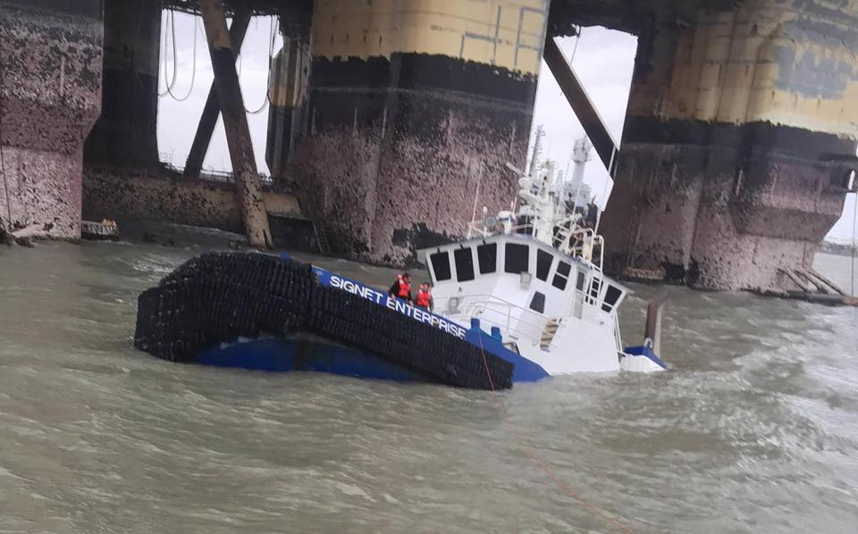  Panicked sailors wait to be rescued as their boat sinks during Hurricane Harvey