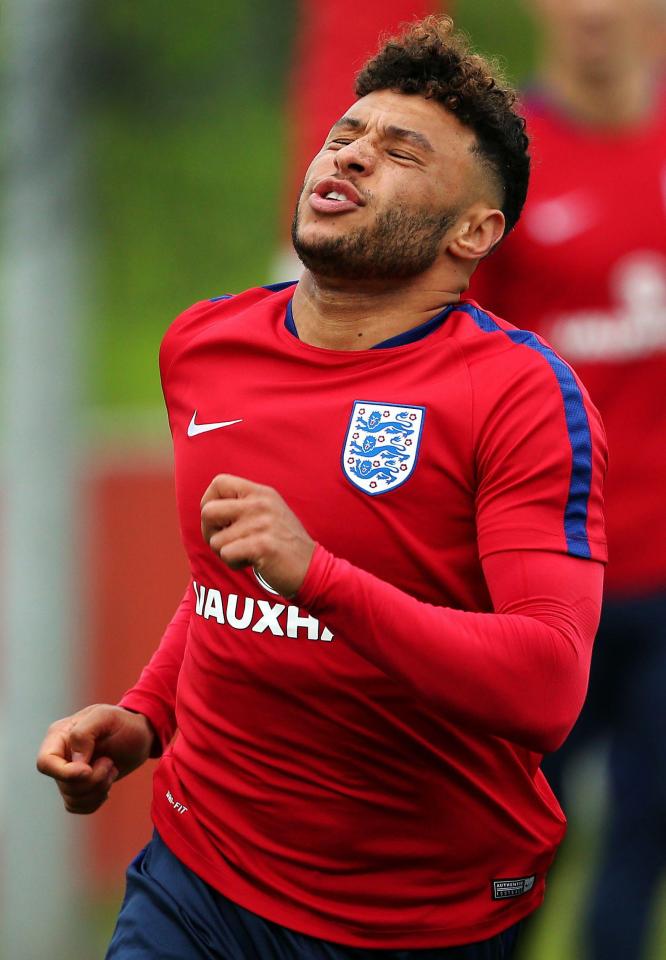 Alex Oxlade-Chamberlain has not asked to leave the England camp for talks with Chelsea