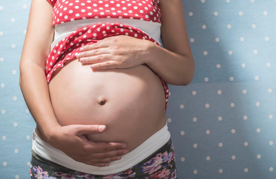  Tam Fry, of the National Obesity Forum, believes that the size of a baby at birth is closely associated with the weight of the mother and what she ate during the pregnancy