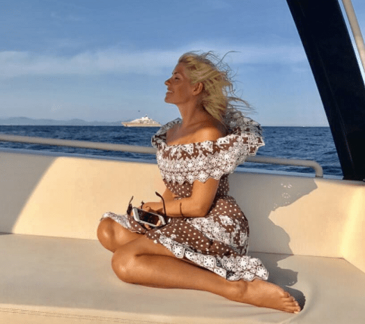  Holly shut her eyes and enjoys the moment for an Instagram holiday snap