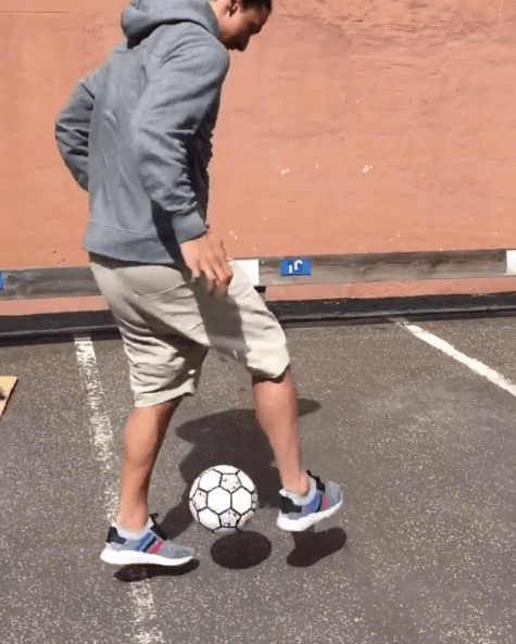  The man wanted by AC Milan showed off an array of tricks on the street