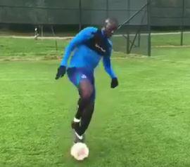  Yannick Bolasie posted a video of him back in Everton training