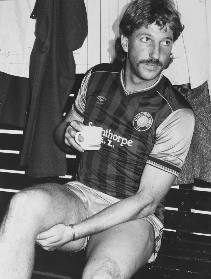  Botham with a cuppa in the Scunthorpe changing rooms