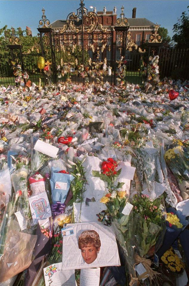  Fans of the Princess of Wales laid a sea of flowers at Kensington Palace on the week after her death