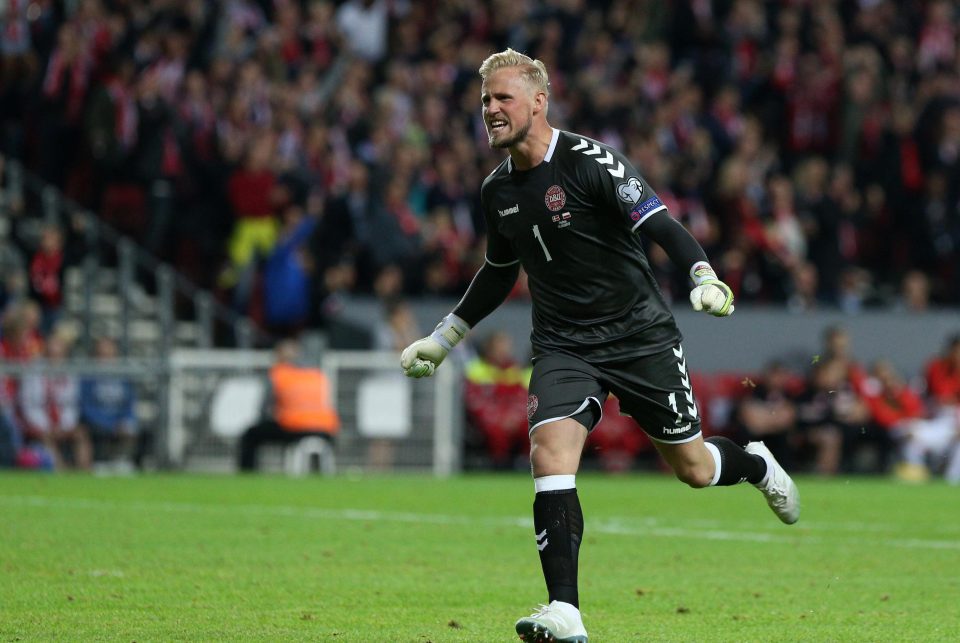  Leicester City goalkeeper Kasper Schmeichel celebrates during their Group E match