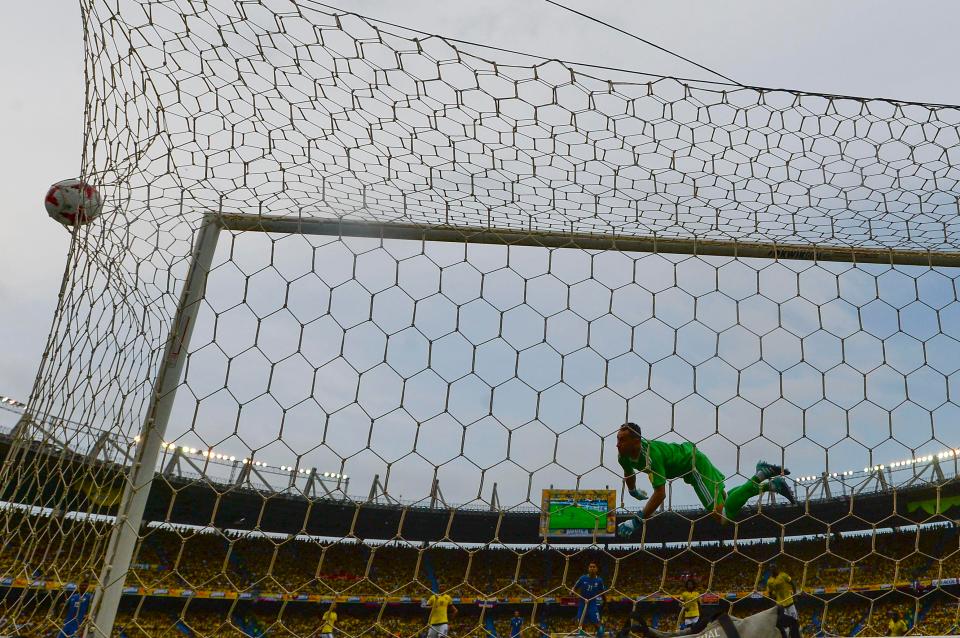  David Ospina could do nothing about Willian's thunderbolt as it flew into the top corner