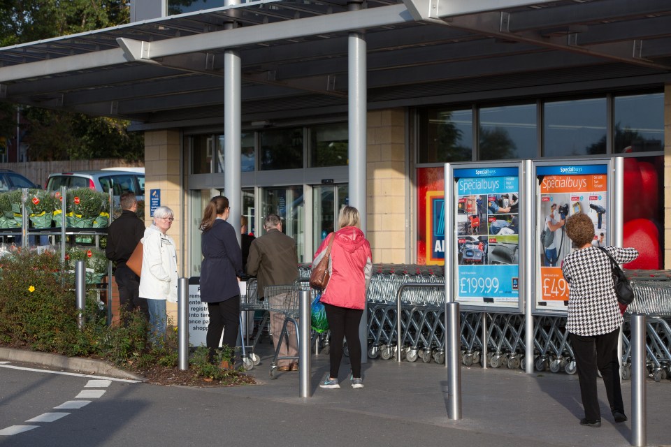 Aldi’s Birmingham branch before opening this morning