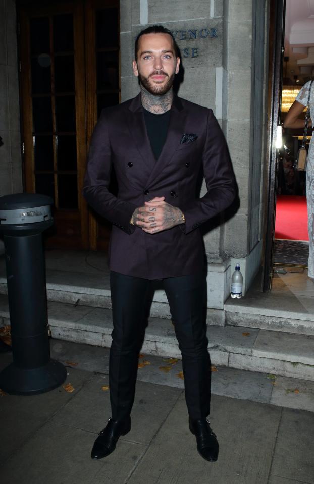  Pete Wicks arrived without girlfriend Pete Wicks