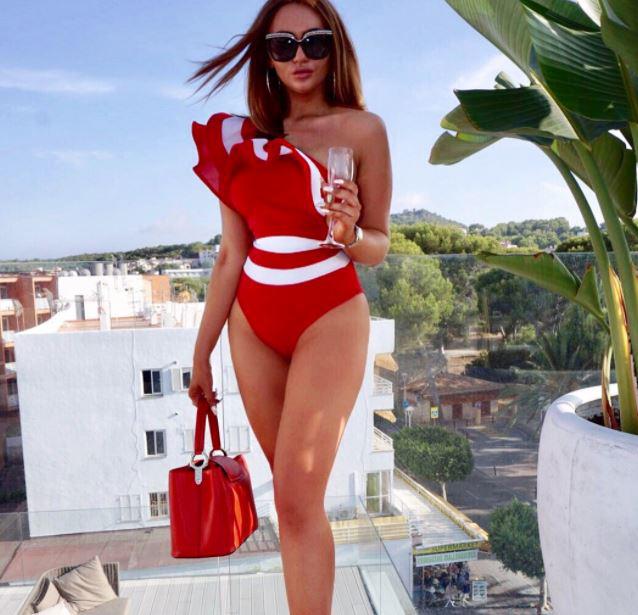  Charlotte teamed her striking swimsuit with a red handbag