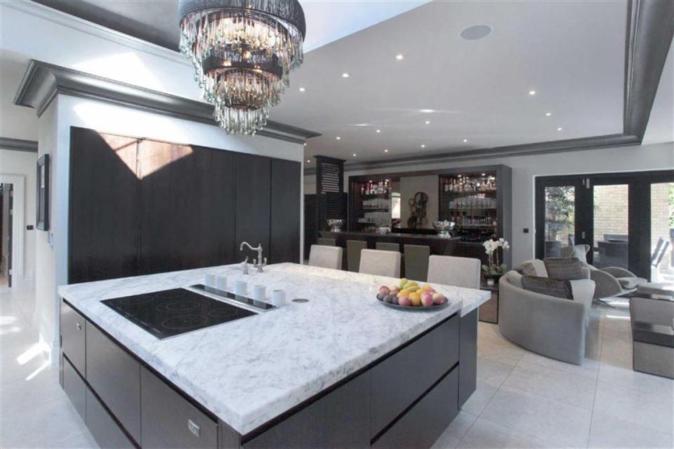  Zlatan Ibrahimovic was able to entertain guests in his huge open-plan kitchen