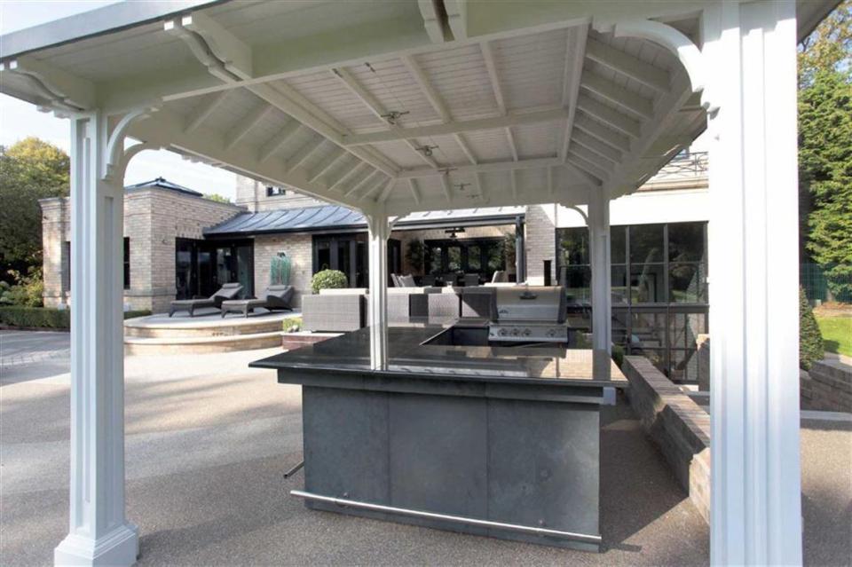  Guests can enjoy socialising outdoors around the covered barbecue area