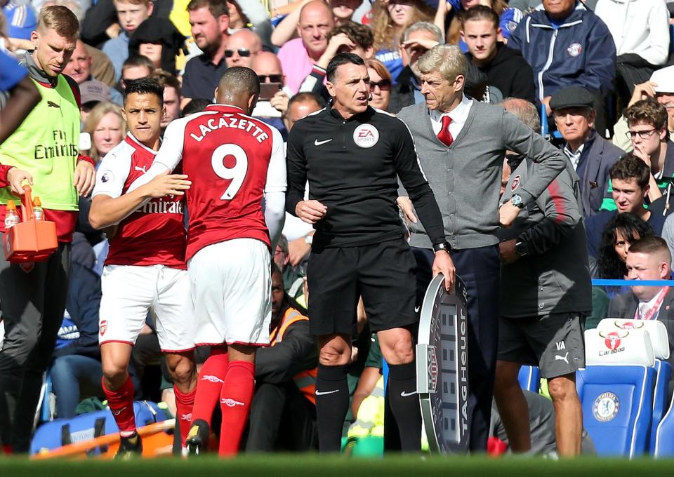  Alexis Sanchez replaces Alexandre Lacazette