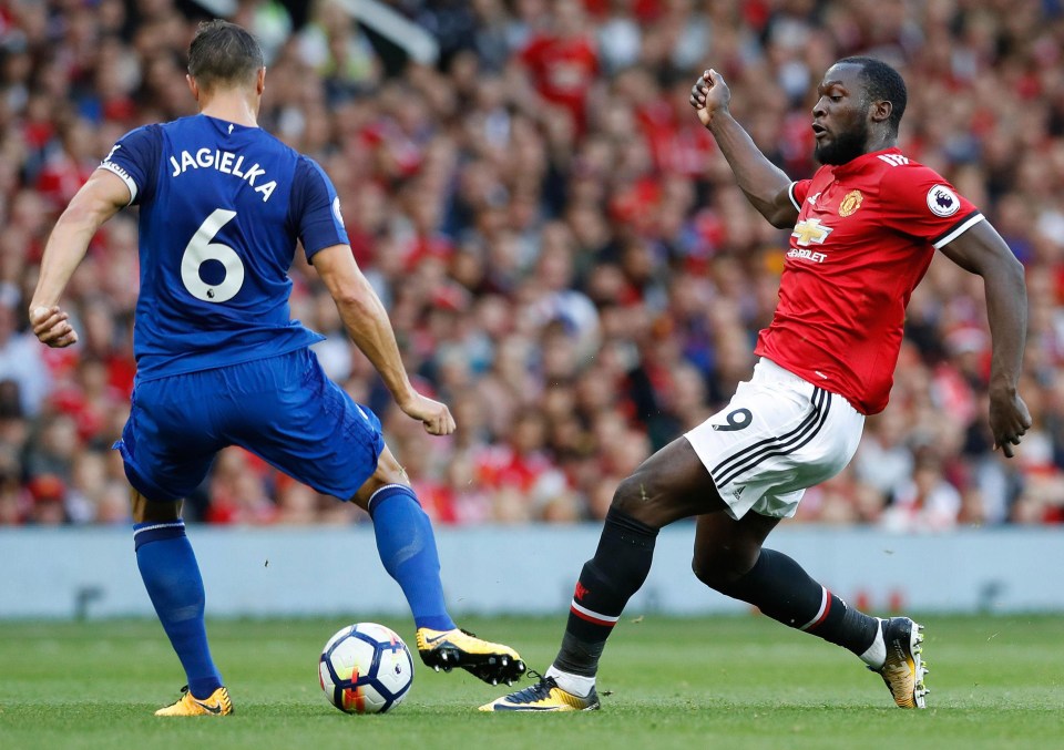 Romelu Lukaku went toe to toe with his former team-mate Phil Jagielka