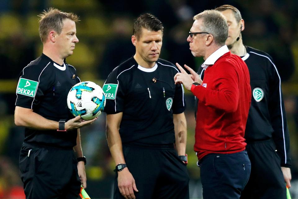  Peter Stoeger argues with referee Patrick Ittrich following the goal decision