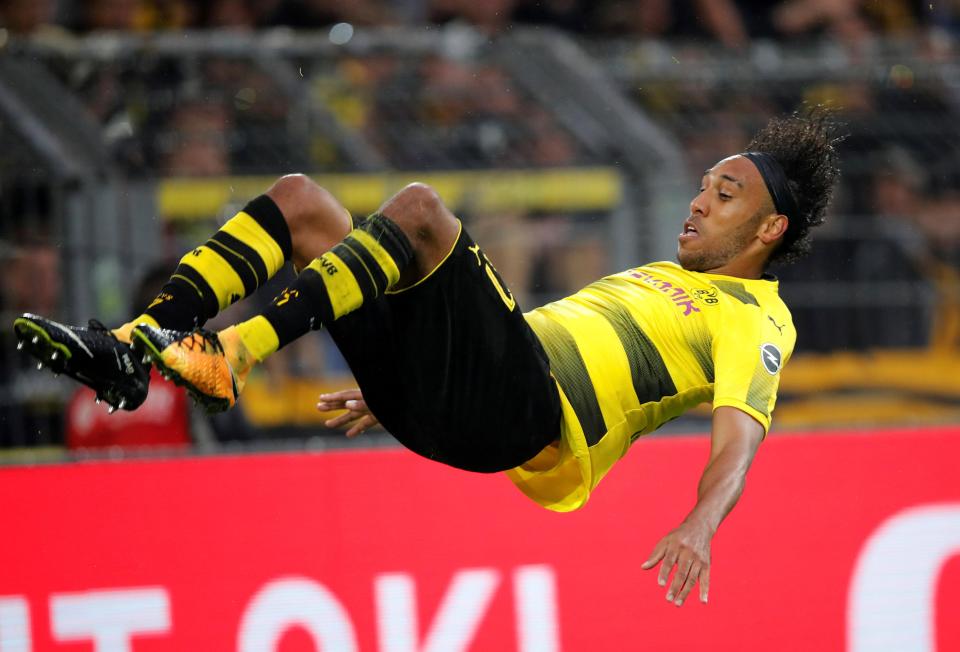  Pierre-Emerick Aubameyang celebrates scoring the club's third goal