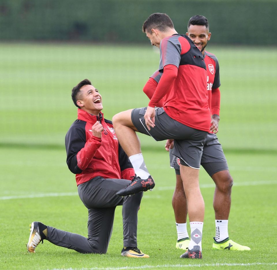  Alexis Sanchez was laughing and joking around in training