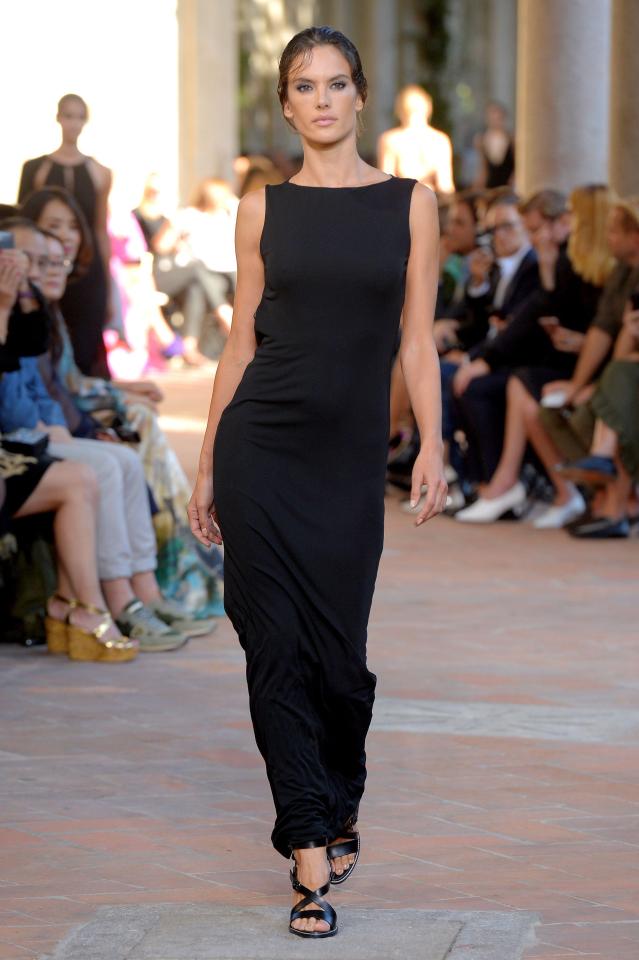  Alessandra Ambrosio joined the catwalk in a black dress