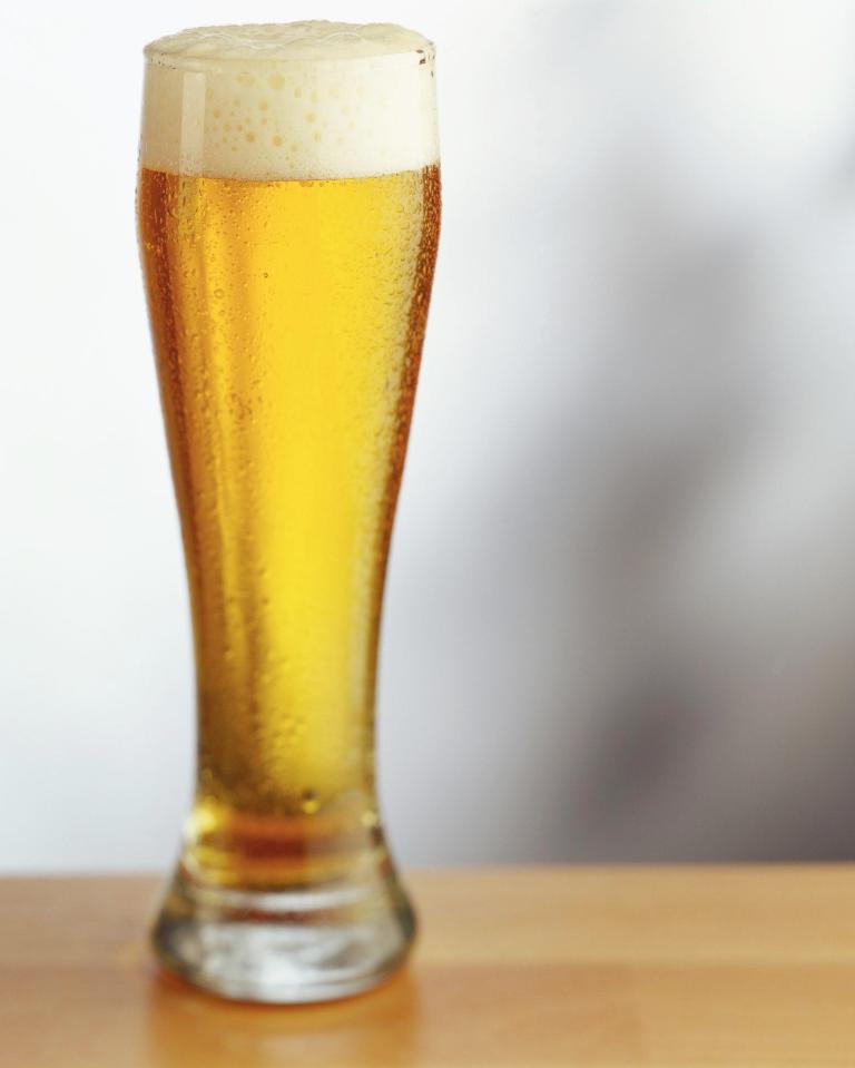  A tall beer glass often preferred by bartenders in Germany