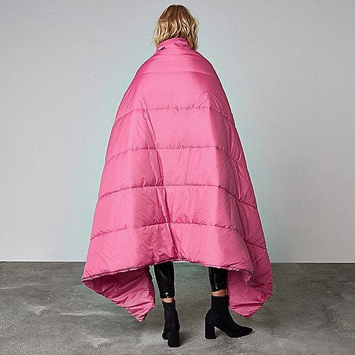  The coat has padded fabric and an oversized puffer design so you can stay cosy throughout the day