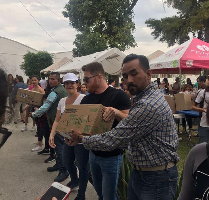  Canelo Alvarez has been getting his heavy hands dirty by helping the Mexico earthquake victims