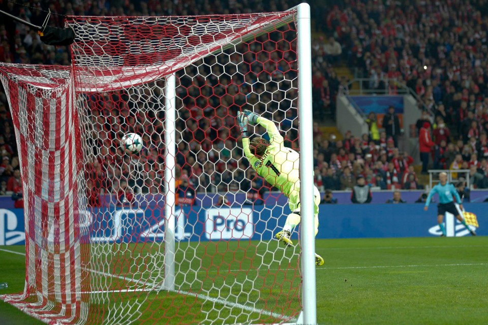 Liverpool’s Loris Karius showed he simply not in the same league as De Gea as he was easily beaten by a Spartak Moscow free-kick