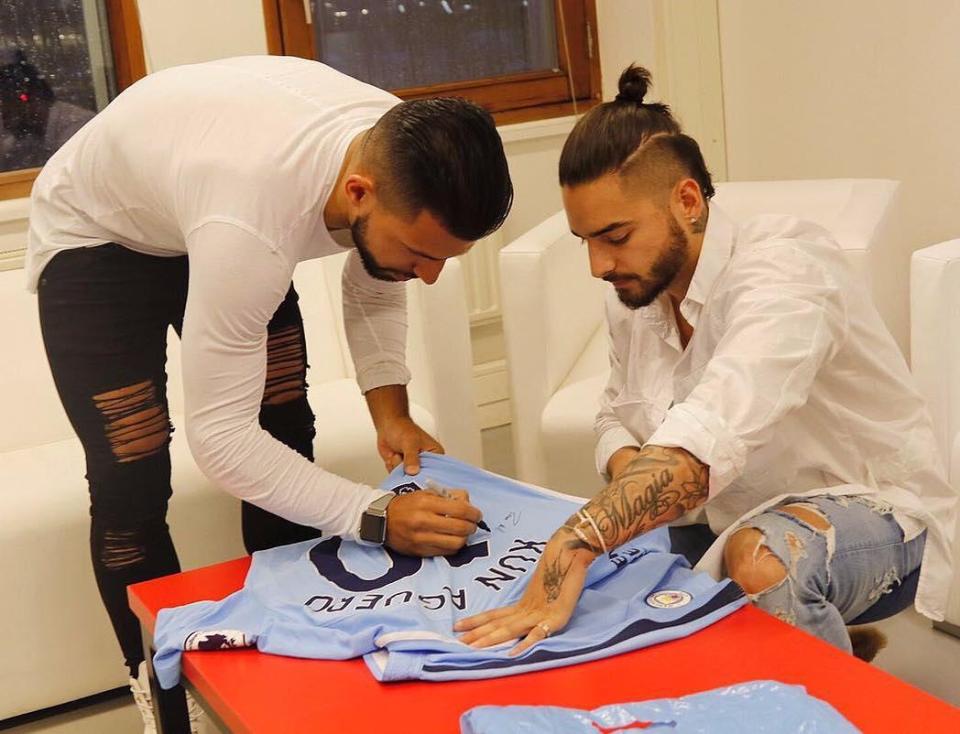  Aguero handed Maluma one of his signed Man City shirts