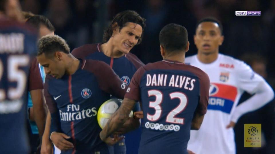  Edinson Cavani and Neymar argued over PSG dead-balls