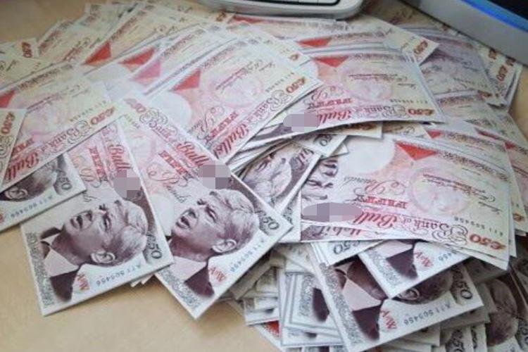  Hundreds of banknotes with Arsene Wenger's face on have been printed off