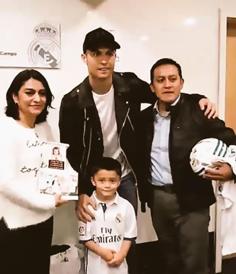  Cristiano Ronaldo has met with the family of Santiago Flores Mora who sadly passed away last month in the Mexico City earthquake