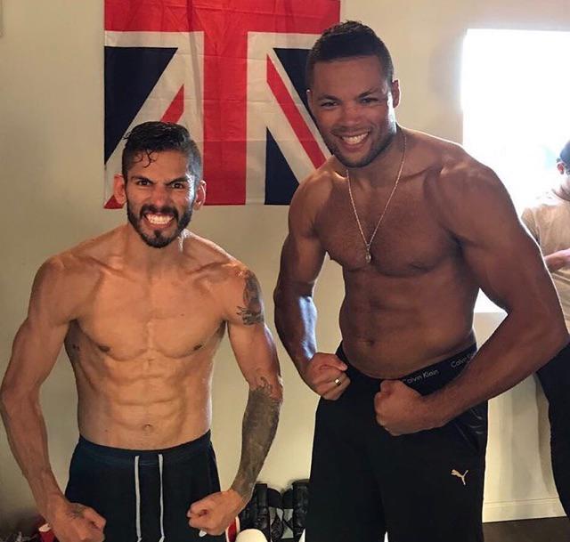  Jorge Linares and Joe Joyce pull a muscular pose with their shirts off